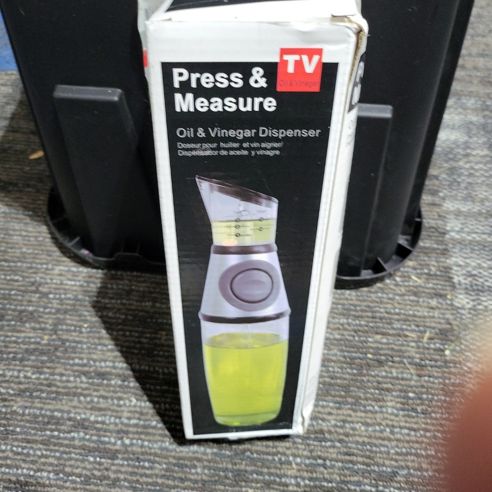 Press and measure olive oil and vinegar Dispenser